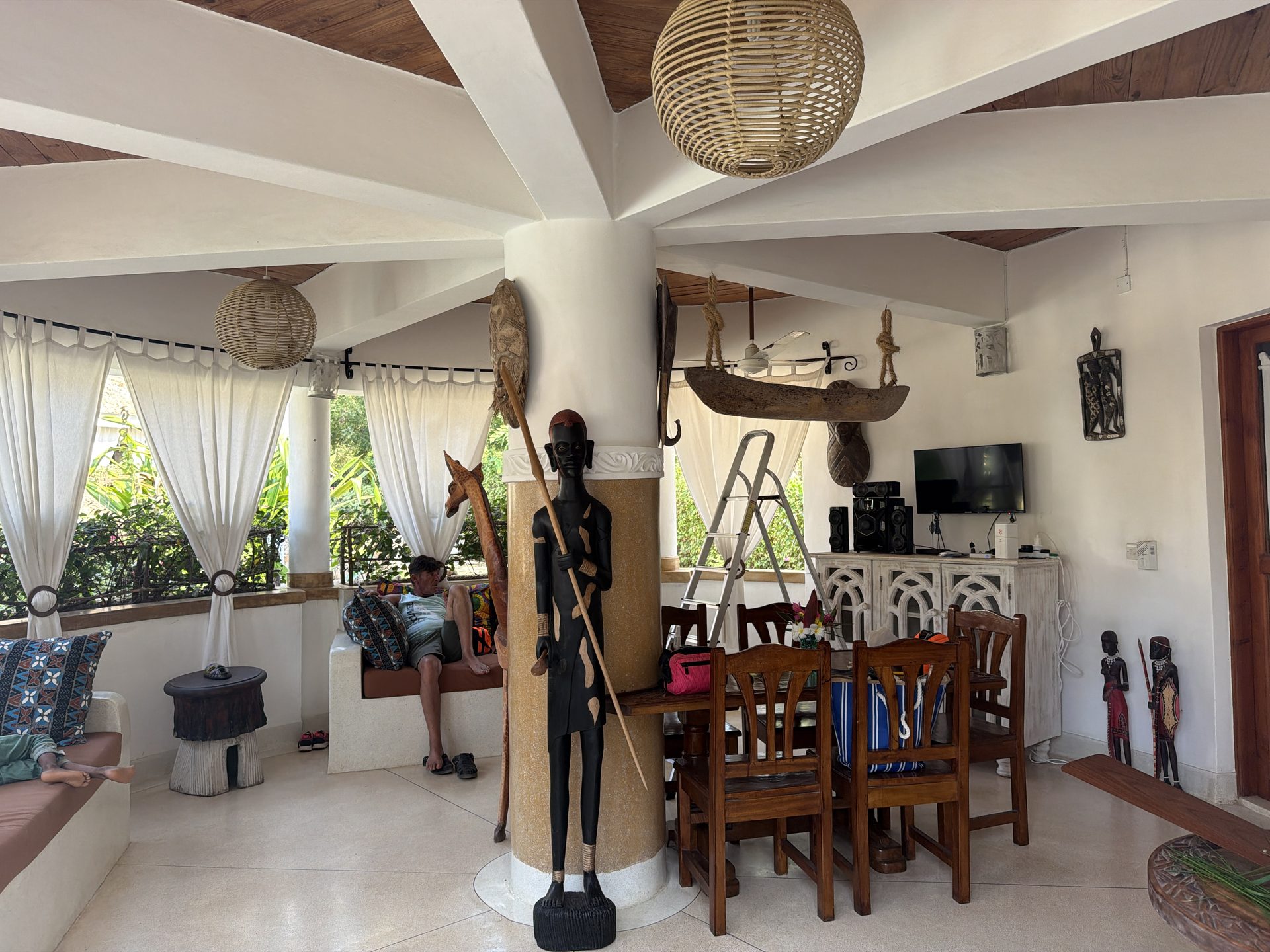 Il salone della villa con arredi swahili