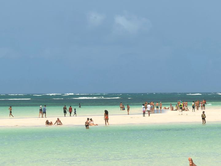 Banco di sabbia bianca scoperto dalla bassa marea a Watamu