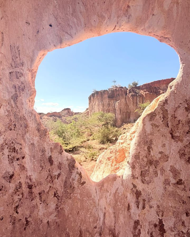 Finestra naturale nell'arenaria rossa affacciata sul canyon di Marafa