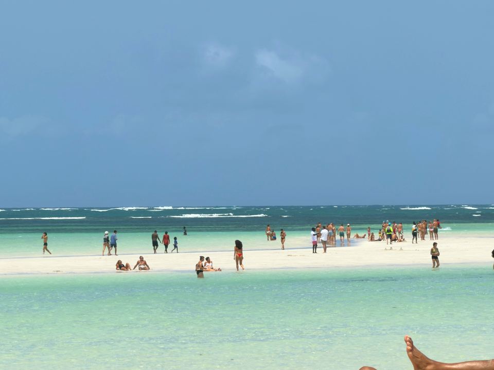 Banco di sabbia bianca scoperto dalla bassa marea a Watamu