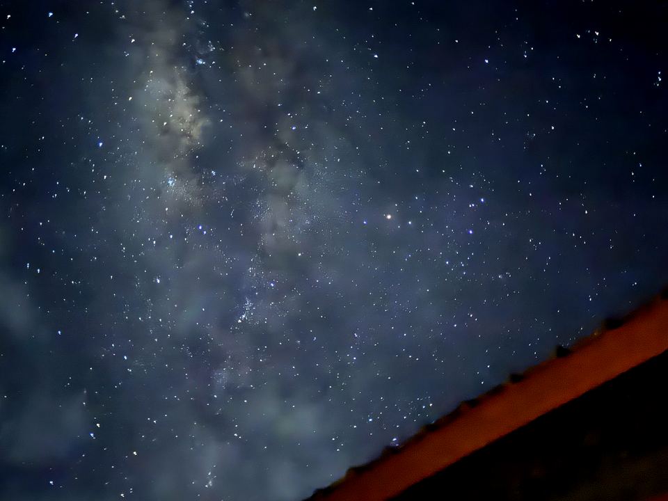 Via Lattea sopra il tetto in makuti, senza inquinamento luminoso